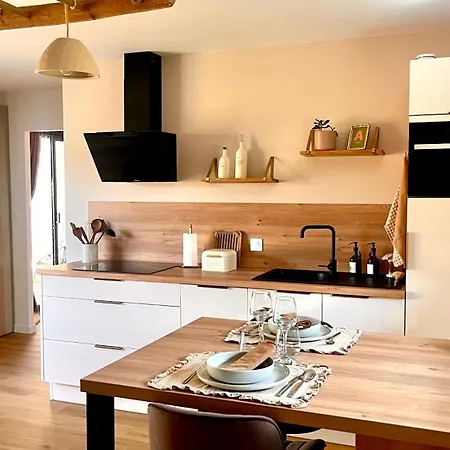 Zenae - Cosy Avec & Sauna Bed & Breakfast 4*